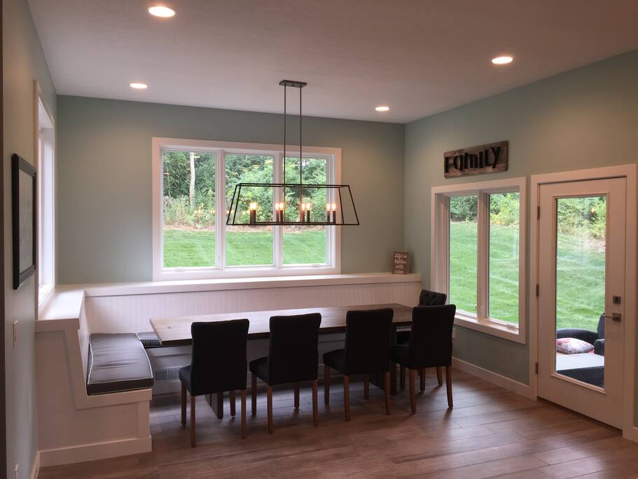 Dining room, 9 foot table seats 12-14