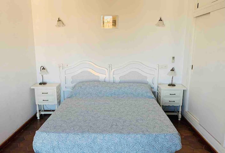 Amplio dormitorio principal 2 con vistas al mar (1er piso) : con cama doble « 150*190 cm », aire acondicionado, armario doble grande, escritorio y silla 