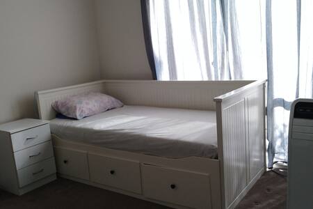 Comfy single room+netflix, workspace&aircon/heater