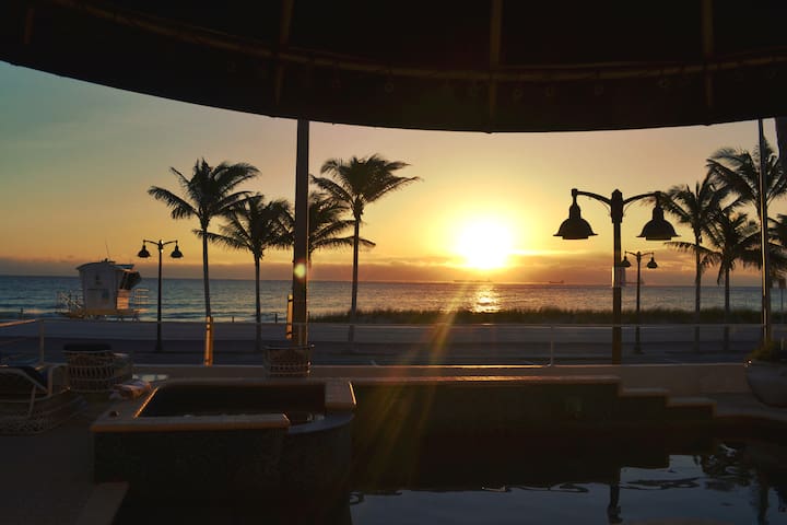 Oceana Blue / Beach Front / Pool / Bar / Relax gallery image 2