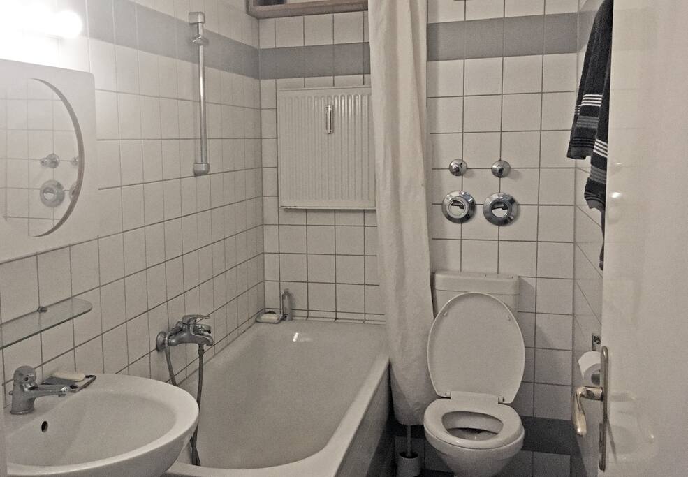 Washing machine, bathtub.