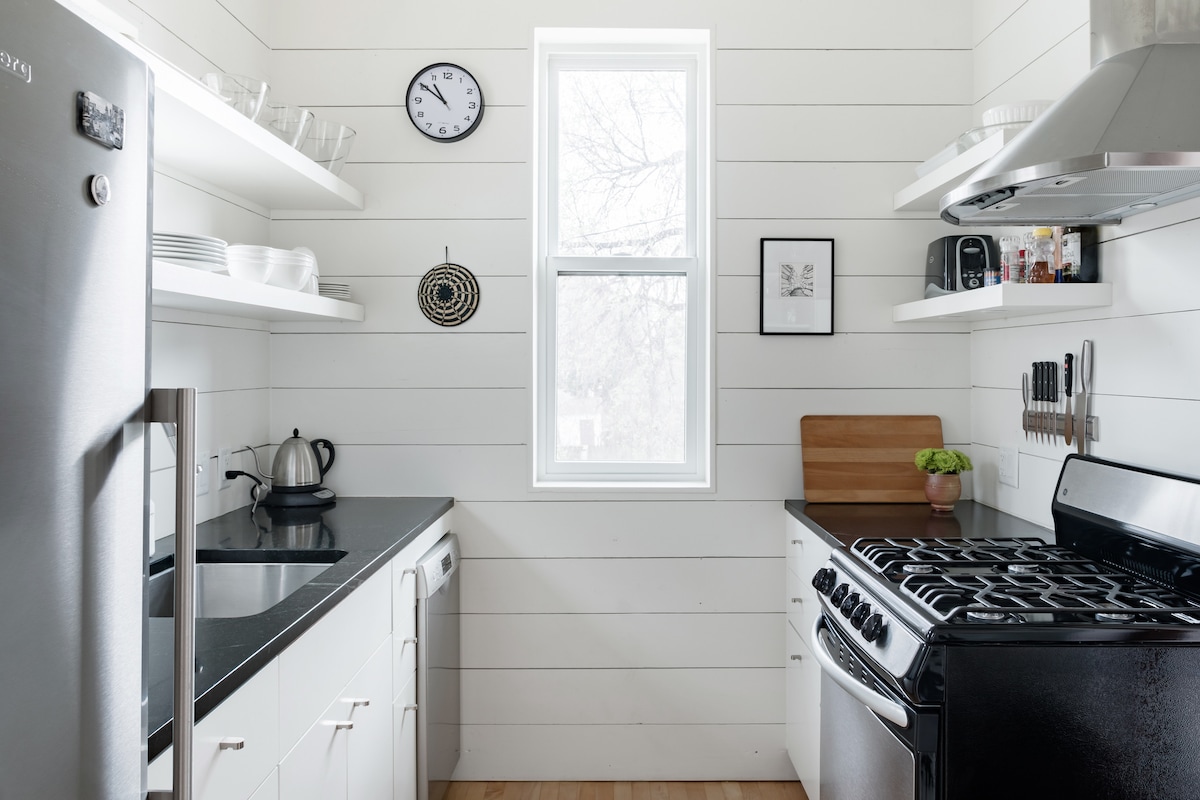 Stylish Alley Flat in Highly Walkable Central East Austin
