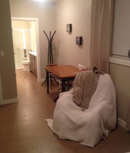 Cosy single room with Queen bed