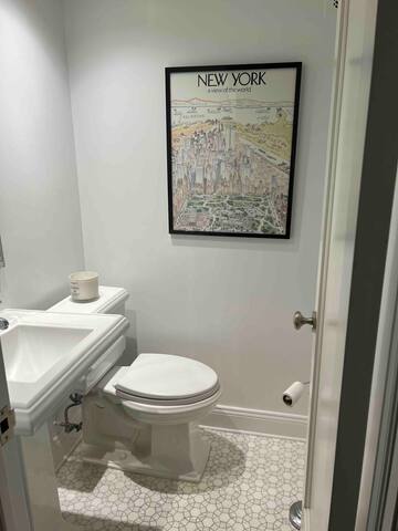 Gorgeous 3 bed 2.5 bath in exclusive neighhood. gallery image 4