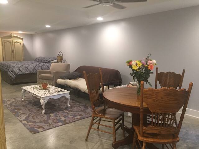 Clean and Private Bungalow Apt. in W. Asheville