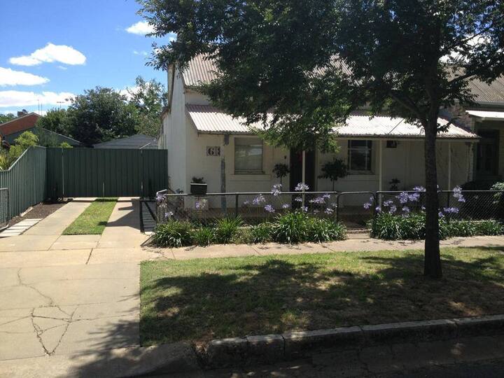 Stay on Simmons Cottage Houses for Rent in Wagga Wagga, New South Wales, Australia Airbnb