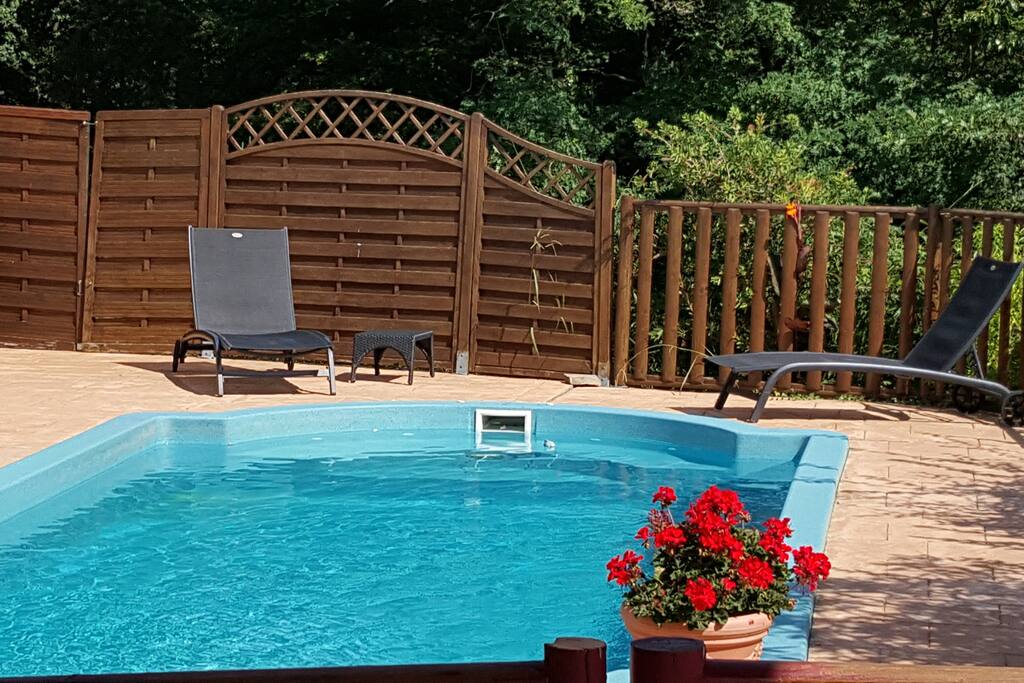 La piscine au calme et fleurie