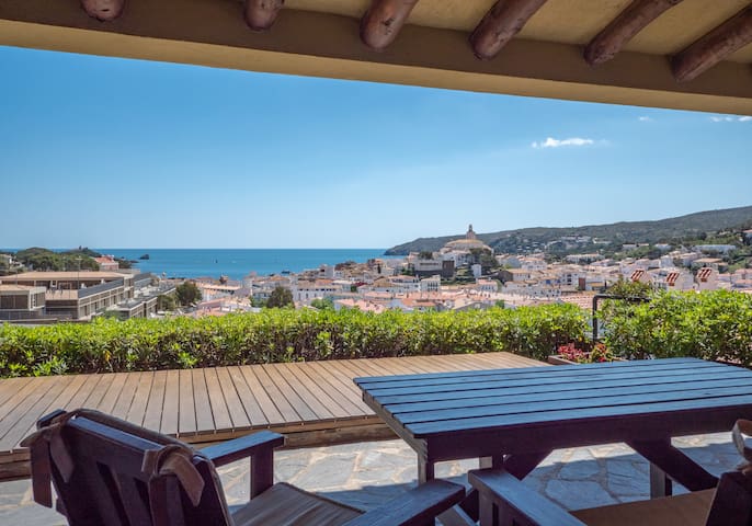 Casa con vistas al mar y estacionamiento privado