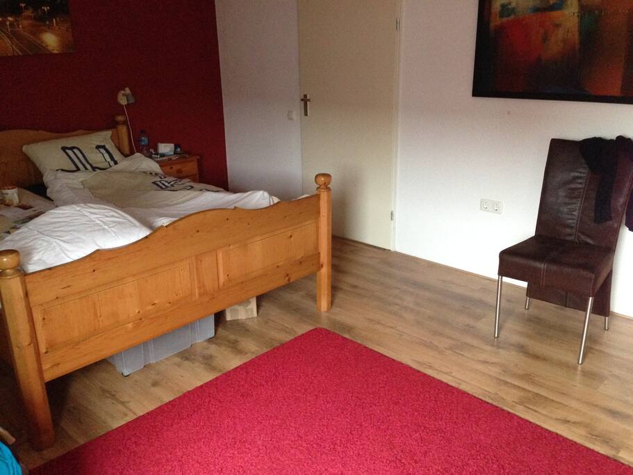 Tweepersoons slaapkamer met kastruimte