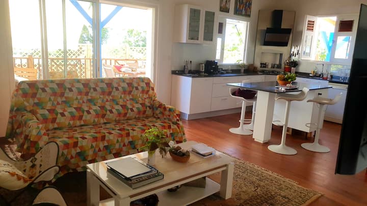 Მისაღები ოთახი და სამზარეულო