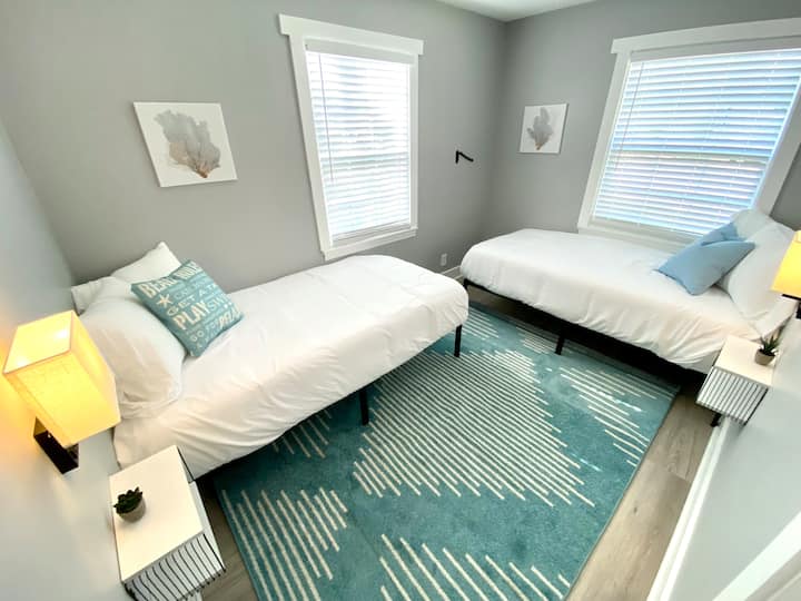 Soba s dva blizanca prikazana s zimskom/izvan sezonske posteljine. 