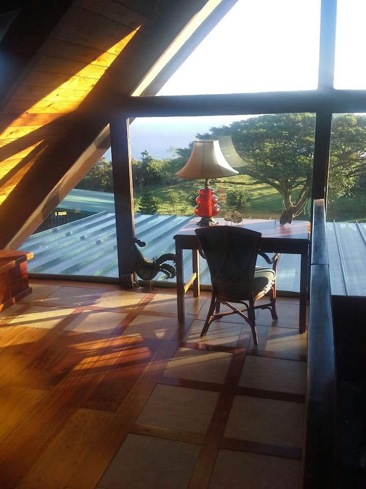 El loft: tranquilo y privado con un pequeño escritorio. Ambiente fácil abierto a cualquier persona que necesite un lugar más privado para hacer una lluvia de ideas.