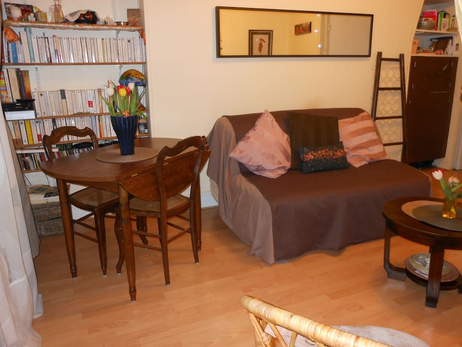 A confortable and cosy place to read french books, surfing on internet, taste good meals or dinner so that you have 4 supermarkets near the apartment, one market with fresh product on saturday morning at 250 m from the flat on place du marché saint honoré