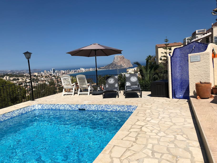 Blick aufs Meer, Sprung in den Pool, auf der Liege sonnen – was braucht ein perfekter Urlaub noch mehr?