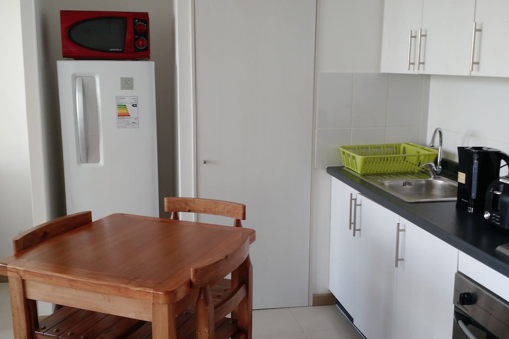 Refrigerador, Horno Microondas y mesa para 3 personas