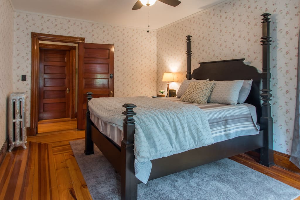 Extremely comfortable queen bed