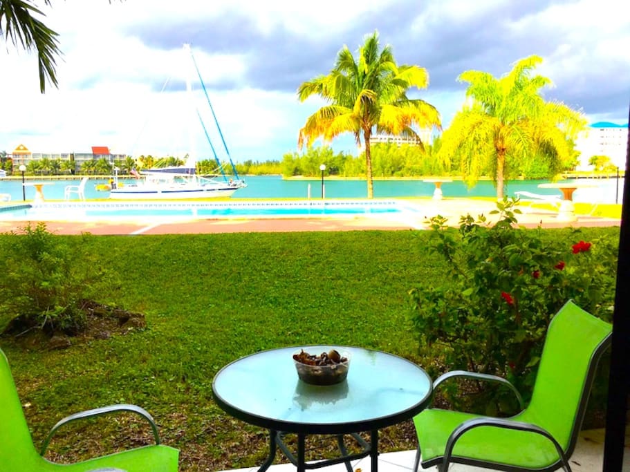 Watch the boats pass by at breakfast!