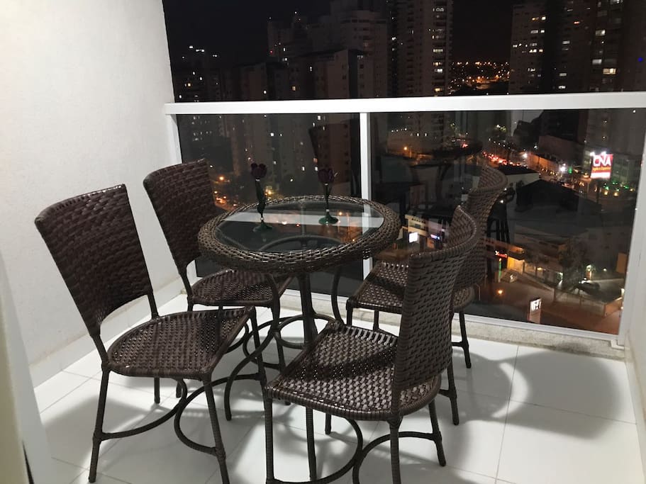 Ampla sacada, com mesa e cadeiras para aproveitar vista da cidade
