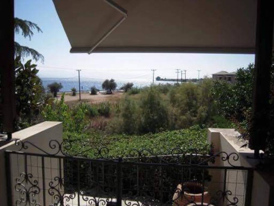 Η σιδερένια εξωτερική πόρτα που φτάνεις με τα σκαλάκια και βλεπεις την παραλία μπροστά σου παραπολυ κοντά απο το σπίτι