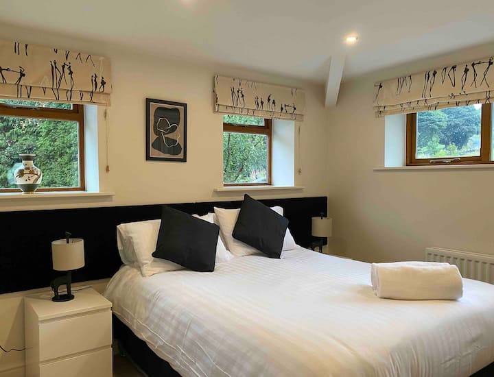 Dormitorio tamaño king: una cuna de viaje puede caber cómodamente en esta habitación si la necesitas.