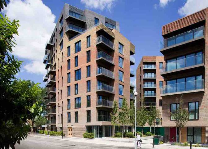 London Zone 1 new luxury garden apartment. gallery image 2