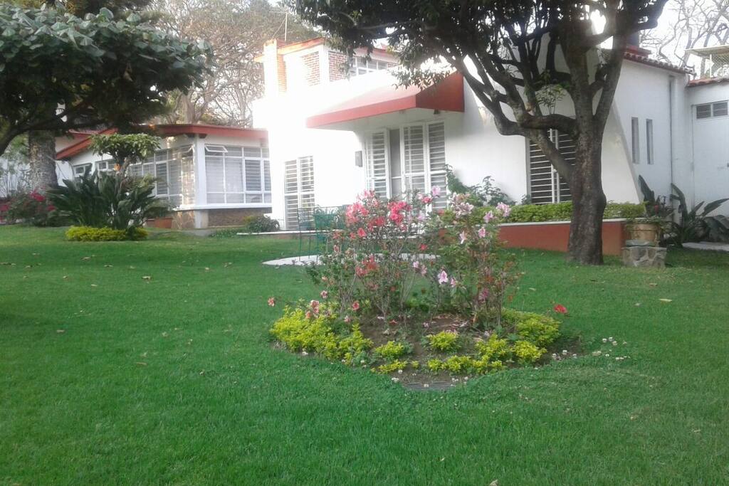 El jardín. The garden.