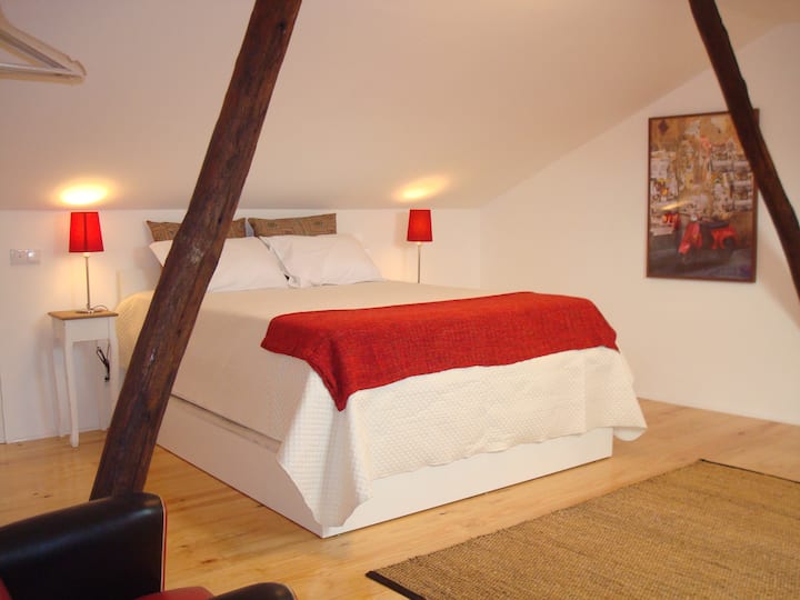 Chumba#3: Kitanda 1 cha watu wawili + vitanda 2 vya mtu mmoja chini ya kitanda cha watu wawili na kitanda kingine cha mtu mmoja kilicho na kitanda kimoja cha mtu mmoja chini yake (Lala 6)