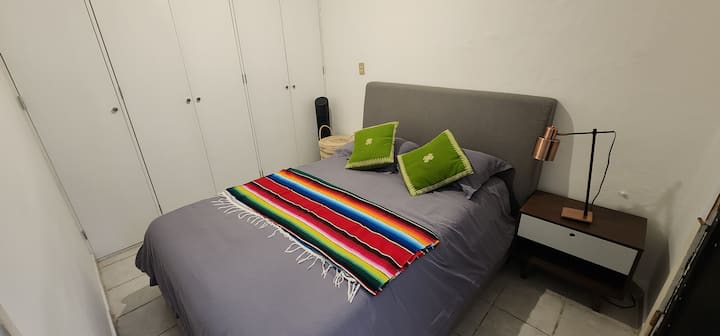 ห้องนอน (เตียงไม้กวาดตู้เสื้อผ้าพัดลม)