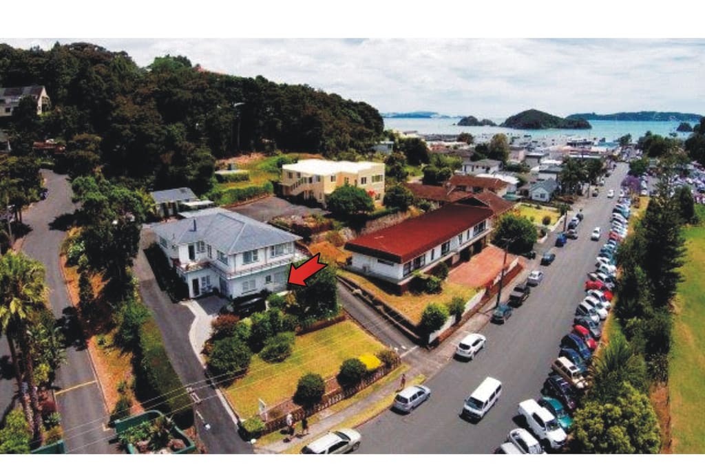 Central location - only a 5 minutes walk to the Wharf with cafes, restaurants, supermarket etc. on the way.