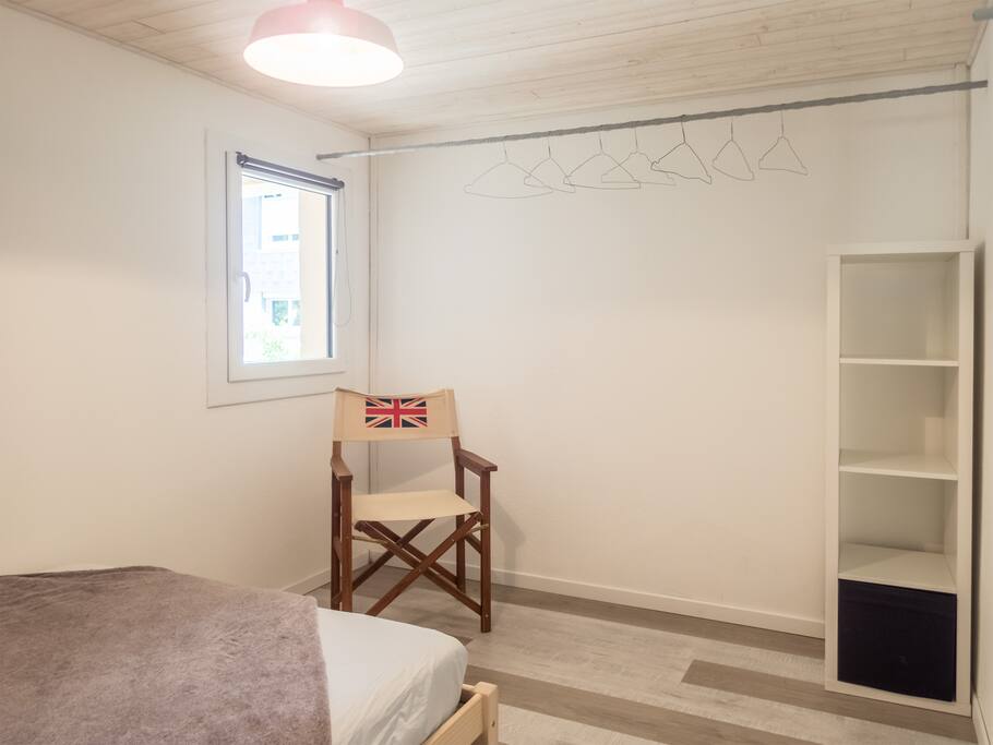 Chambre avec rangements