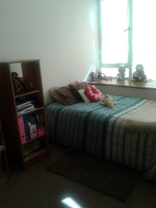 Dormitorio disponible para arriendo, cuenta con una cama de una plaza y media