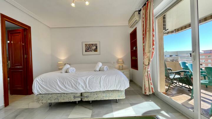 Dormitorio principal con baño y terraza