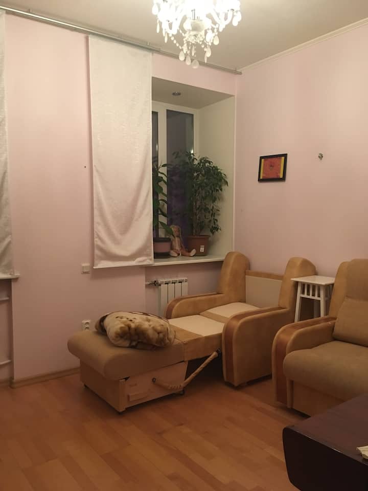 Dormitorio pequeño con dos sillones plegables.