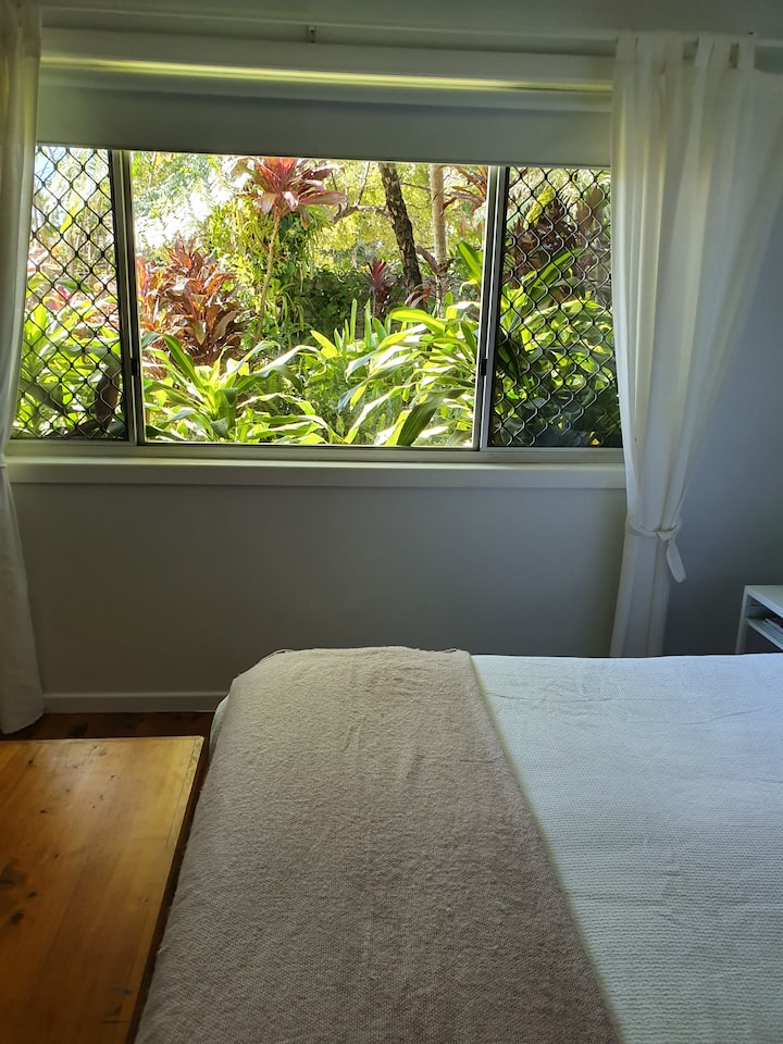 Hermosa vista al jardín desde el dormitorio principal.