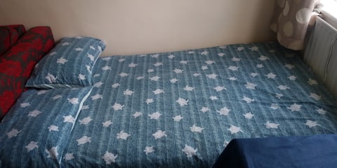 Sofa close to central London - TV and Wi-Fi inc.