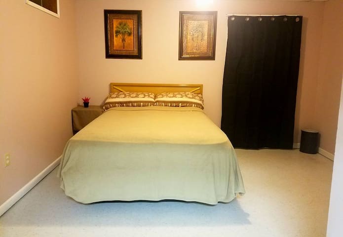PRIVATE ROOM 4 TRAVELERS ON A BUDGET. CLOSE TO ALL