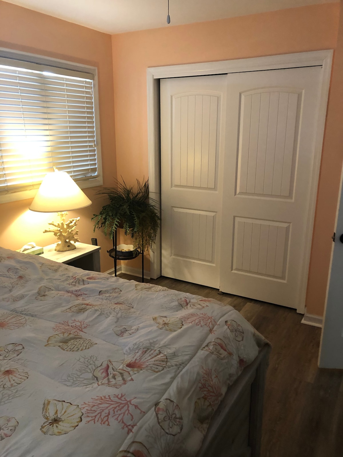 חדר שינה בקומה הראשונה עם מיטת קווין סייז 