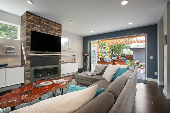 Gaskamin im Wohnzimmer und volle Wand mit sich erweiternden Türen.