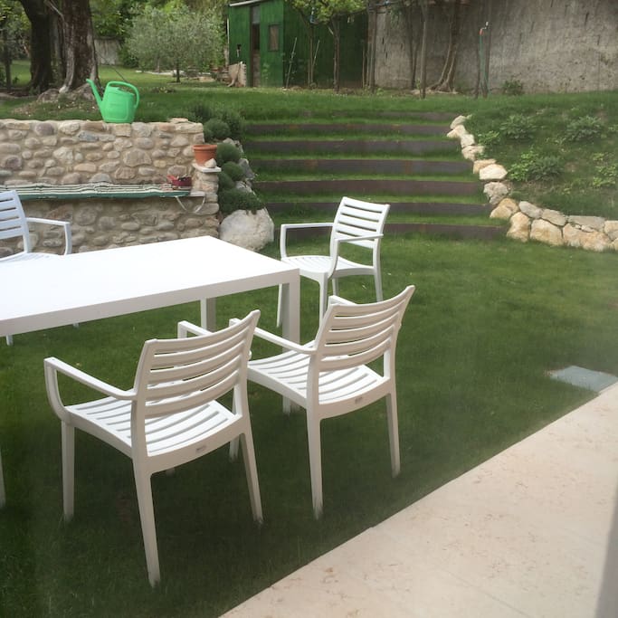 giardino con tavolo e sedie