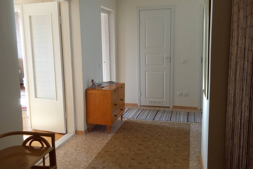 Hallway tieing the rooms together with garderobe space