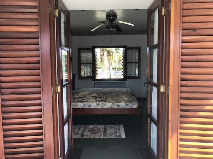 סוויטה 1 עם מיטה זוגית אחת ומיטת יחיד אחת 