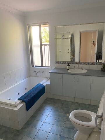 Royal Oaks Resort with Swimming Pool gallery image 4