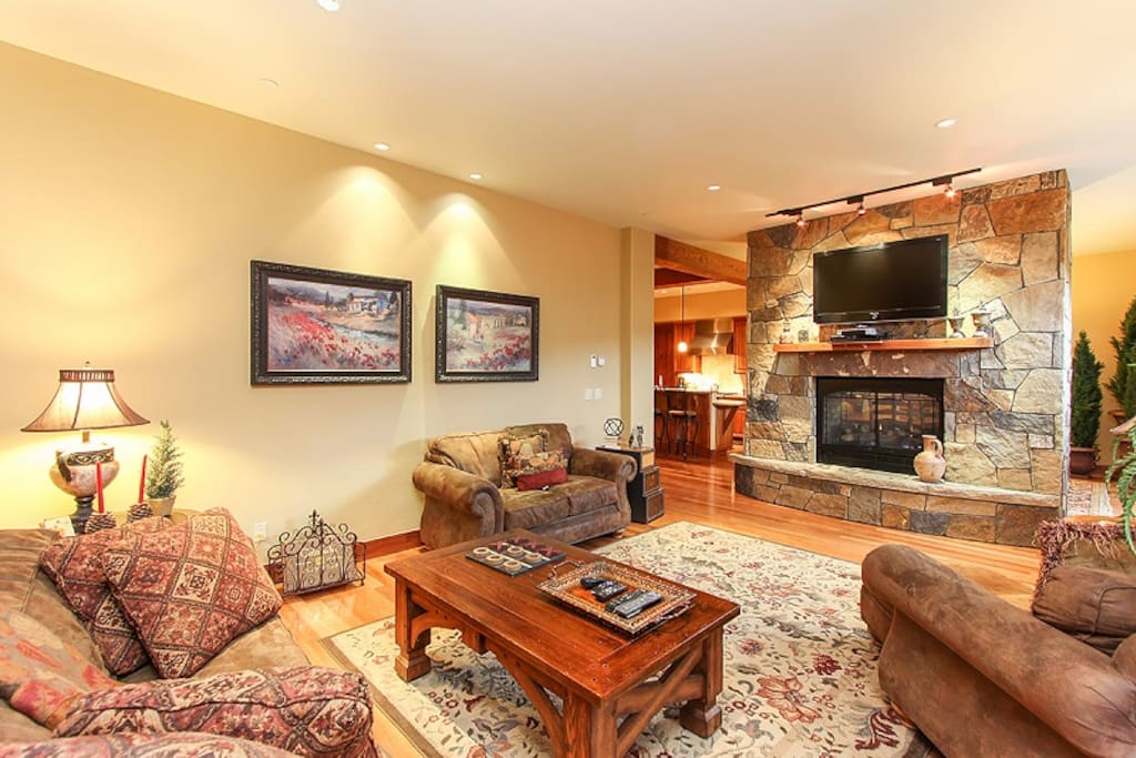 Tramontana 2 - Living area with comfortable seating, large flat screen TV over mantel