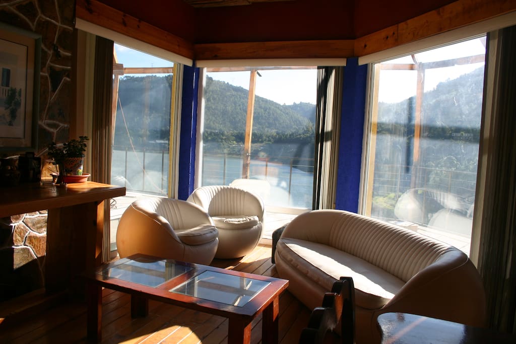 sala con vista ala terraza y la laguna y el Volcán otzolotzi.