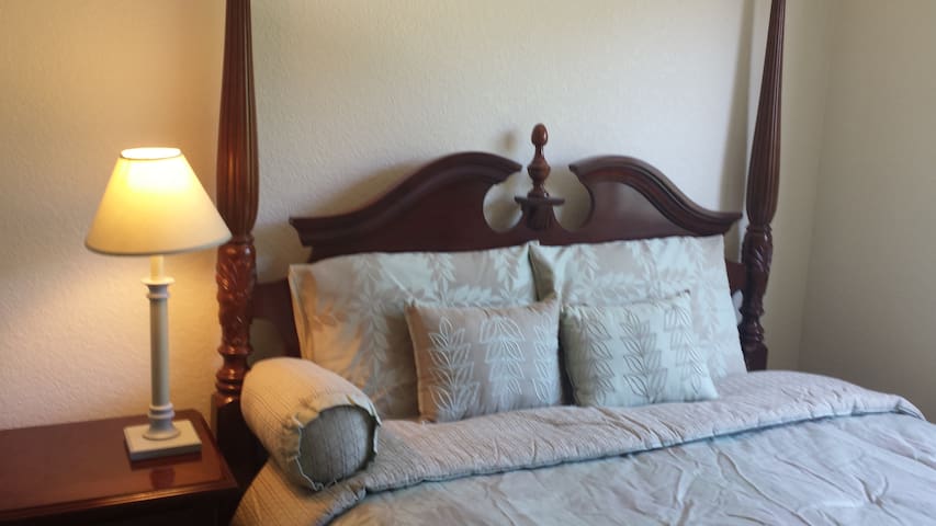 Lovely Room in Quiet Pleasanton Neighborhood!
