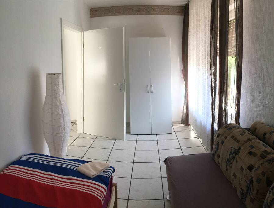 Einzelzimmer mit Schrank