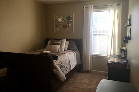 Cozy, private bedroom downtown Lexington