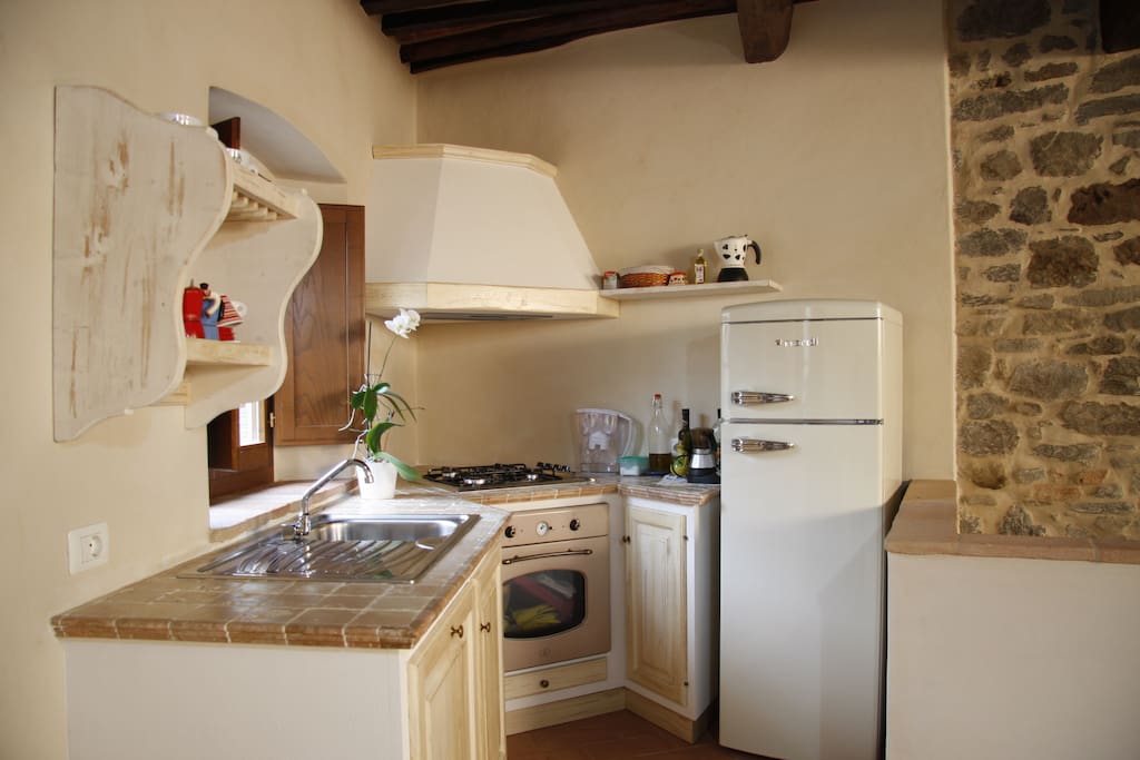 Cucina attrezzata con forno e lavasatoviglie