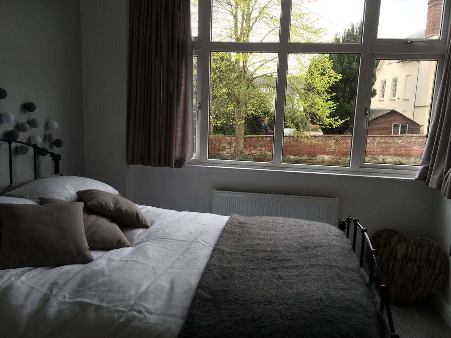 Quiet, tastefully decorated double ensuite bedroom