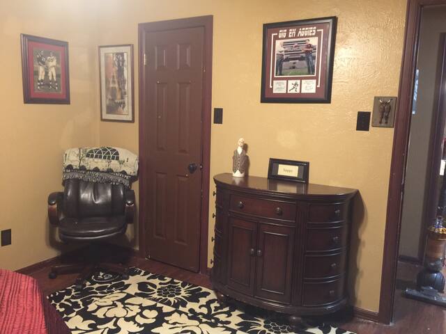 Aggie Maroon Bedroom – King with Spacious Bath gallery image 3